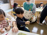 きゅうりに興味をもって触っている男の子