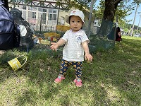 公園であそんでいる女の子