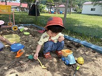 砂場で遊んでいる