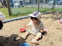 砂場で遊んでいる男の子