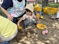 砂場で遊んでいる男の子