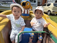 遊具に乗っている子ども