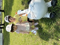 公園で遊んでいる子ども達