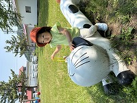 遊具に乗っている女の子