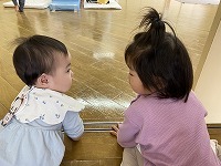 見つめ合っている子ども