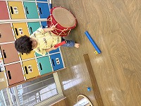 太鼓で遊んでいる子ども
