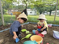 砂場で遊んでいる子ども達