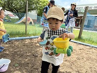 砂場で遊んでいる男の子