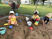 砂場で遊んでいる子ども達
