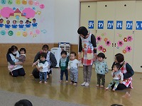 ０歳児パフォーマンスを始める前の整列