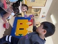 男の子を見上げる女の子の赤ちゃん