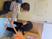 年長の女の子と見合いっこする男の子