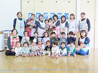 卒園児、在園児、先生たち全員で記念撮影
