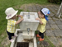 公園で遊んでいる子ども達