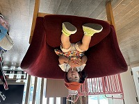 子どもがソファーでジュースを飲んでいる