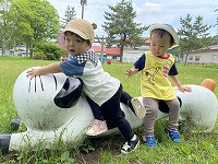 公園で遊んでいる子ども