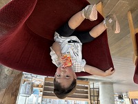 子どもがソファーでジュースを飲んでいる