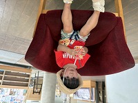 子どもがソファーでジュースを飲んでいる