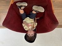 子どもがソファーでジュースを飲んでいる