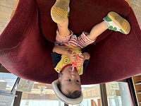 子どもがソファーでジュースを飲んでいる