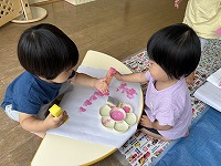 絵具で遊ぶこどもたち
