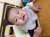 イスに座っている男の赤ちゃん