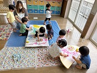絵具で遊ぶこどもたち