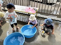 水遊びをしている男の子と女の子