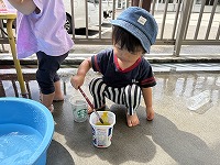 水遊びをしている男の子