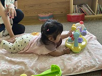 音の鳴る玩具で遊ぶ６か月の女の子