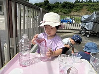 水遊びをしている女の子