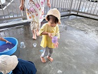 水遊びをしている男の子