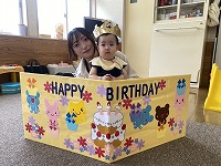 １歳の誕生日を迎えた女の子