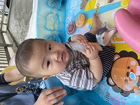 水遊びを楽しむ８か月の男の子