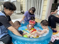 プールで遊ぶ３人の様子