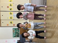 手遊びをする子どもたち