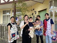 笹竹の前で子育て支援センター利用児と集合写真