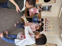 プレゼント交換をする子どもち