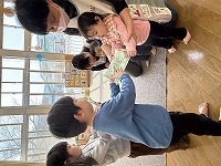 プレゼント交換をする子どもたち