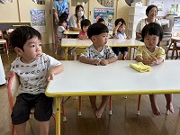 話を聞いている子ども達