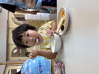 アイスを食べている子ども