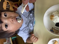 アイスを食べている子ども