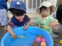 水遊びをしている子ども達