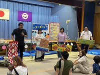 遊びのコーナーを紹介している保護者