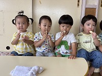 アイスを食べている子ども達