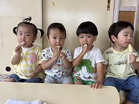 アイスを食べている子ども達