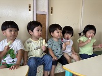 アイスを食べている子ども達