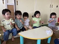 アイスを食べているこどもたち