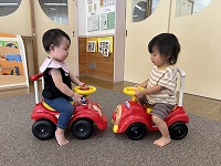 車で遊んでいる