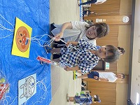遊びのコーナー　くじ引きを楽しんでいる子ども